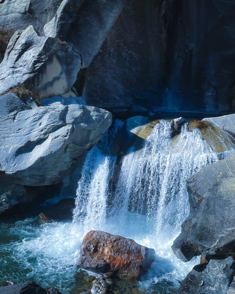 image of the hills with flowing water showing the rainy season in Manali