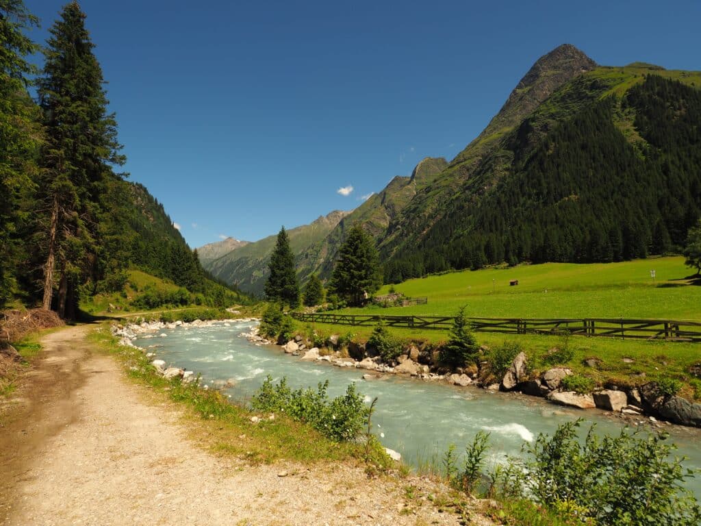 An image of manali during summers, having temperatures around 10 to 20 degrees with sunlight.